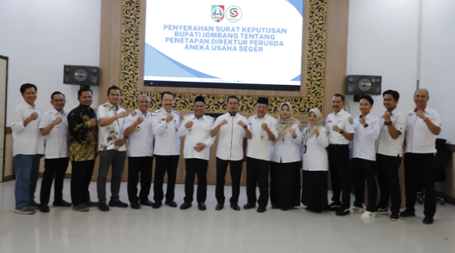 
					Pemkab Jombang melakukan penunjukkan direktur baru Perumda Aneka Usaha Seger, jabatan ini diserahkan kepada Ivan Dwi Fibrian sebagai nakhoda baru, acara dilaksanakan Rabu, 25 Februari 2026. Foto: dikominfo pemkab jombang