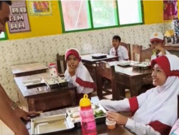 Camat Wonosalam, Yudha Asmar meninjau pelaksanaan MBG pertama kali kali, Senin 9  Februari 2026, di SDN 1 Panglungan. Foto: swarajombang.com/ elok apriyanto