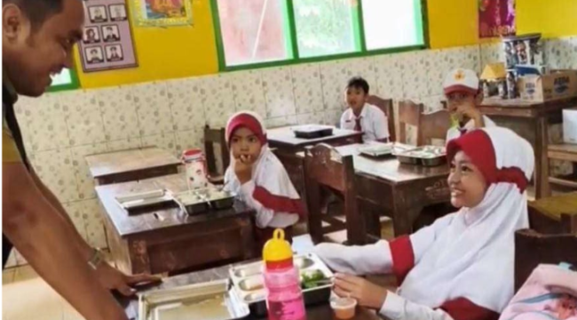Camat Wonosalam, Yudha Asmar meninjau pelaksanaan MBG pertama kali kali, Senin 9  Februari 2026, di SDN 1 Panglungan. Foto: swarajombang.com/ elok apriyanto