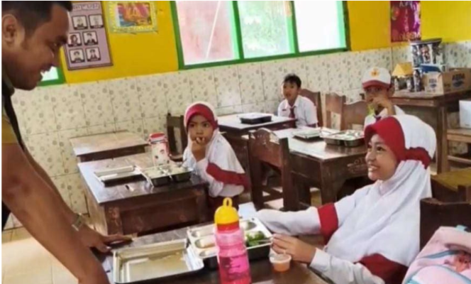 
					Camat Wonosalam, Yudha Asmar meninjau pelaksanaan MBG pertama kali kali, Senin 9  Februari 2026, di SDN 1 Panglungan. Foto: swarajombang.com/ elok apriyanto
