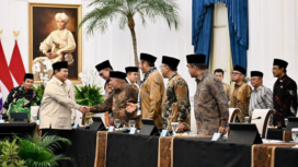 Presiden Prabowo menyalami delegasi MUI dan Ormas Islam dlaam pertemuan membahas masuknya Indonesia ke dalam Board Of Peace Palestina, Selasa, 3 Februari 2026. Foto: ist