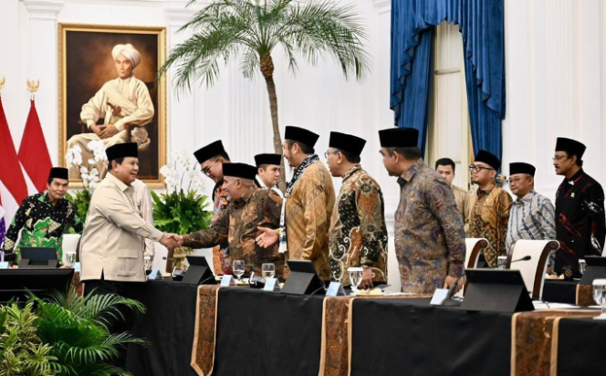 
					Presiden Prabowo menyalami delegasi MUI dan Ormas Islam dlaam pertemuan membahas masuknya Indonesia ke dalam Board Of Peace Palestina, Selasa, 3 Februari 2026. Foto: ist