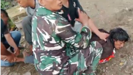 Aparat keamanan merignkus seorang pria membawa senjata tamka, bikin onar di Desa Budug Sidorejo, Kecamatan Sumobito, Kabupaten Jombang, Jawa Timur, Pria itu akhirnya dirusjuk ke RSJ Lawang, Malang. Foto: swarakombang.com/ elok apriyanto