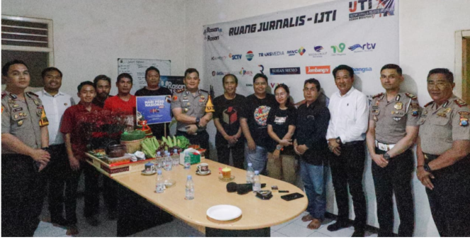 
					Kapolres Jombang AKBP Ardi Kurniawan bersama jajaran melakukan kunjungan ke Sekretariat IJTI Jombang sebagai ucapan peringatan Hari Pers Nasional (HPN) 2026, Senin (9/2/2026). Foto: swarajombang.com/ elok apriyanto