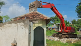 Asisten Administrasi Umum Setdakab Jombang, Syaiful Anwar menegaskan pemkab akan bangun ruang terbuka hijau 4 ha di karangpakis, kabuh. Saat ini sudah mulai dilakukan pembersihan area. Foto: swarajombang.com/ elok apriyanto