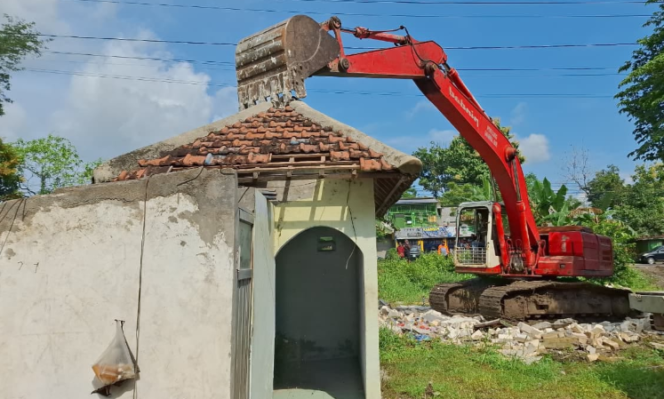 
					Asisten Administrasi Umum Setdakab Jombang, Syaiful Anwar menegaskan pemkab akan bangun ruang terbuka hijau 4 ha di karangpakis, kabuh. Saat ini sudah mulai dilakukan pembersihan area. Foto: swarajombang.com/ elok apriyanto