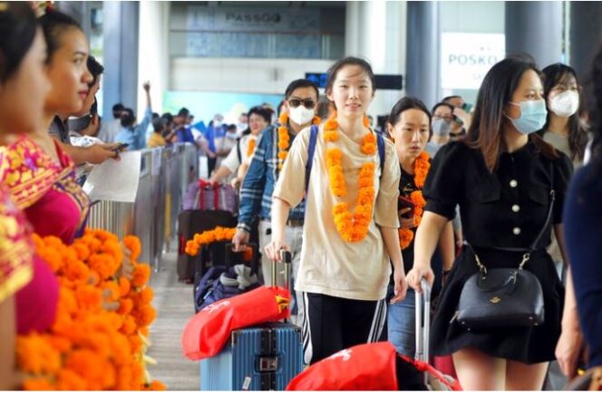 
					Turis Tiongkok di Bali