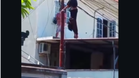 Teknisi pemasang kabel Wfi tersengar listrik di Jalan Tukad Pancoran, Denpasar Bali, Jumat siang 6 Fewbruari 2026. Warga berhasil mengevaskuasi  korban dan dibawa ke rumah sakit. Foto: Instagram@adi_irawan_dje