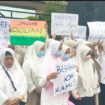 Terjadi aksi unjuk rasa massa santi ponpes Al-Ibrohimi, ke kangtor Kejaksaan Negeri Gresik, 13 Febaruari 2026. Mereka menuntut agar tiga pengurusn pondok dibebas dari tahanan, dalam kasus penyelewengan dana hiba Rp 400 juta dari pemprov Jatim. Foto: afederasi.id