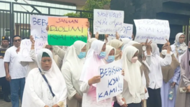 Terjadi aksi unjuk rasa massa santi ponpes Al-Ibrohimi, ke kangtor Kejaksaan Negeri Gresik, 13 Febaruari 2026. Mereka menuntut agar tiga pengurusn pondok dibebas dari tahanan, dalam kasus penyelewengan dana hiba Rp 400 juta dari pemprov Jatim. Foto: afederasi.id