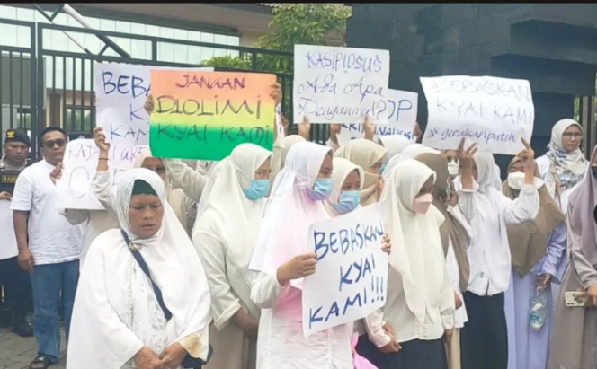 
					Terjadi aksi unjuk rasa massa santi ponpes Al-Ibrohimi, ke kangtor Kejaksaan Negeri Gresik, 13 Febaruari 2026. Mereka menuntut agar tiga pengurusn pondok dibebas dari tahanan, dalam kasus penyelewengan dana hiba Rp 400 juta dari pemprov Jatim. Foto: afederasi.id