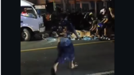 Warga berebut dos berebut susu kemasan yang berserakan, saat terjadi kecelakaan tunggal depan SMPN 1 Jetis, Desa Josari, Kecamatan Jetis, Ponorogo, pada Jumat malam (20/2/2026) sekitar pukul 23.00 WIB. Foto: Instagram@aktualnews.com