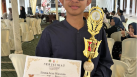 Bisma Arya Wiranata, pelajar SMPI Roushon Fikr, Jombang meraih juara I Lomba Fotografi yang diselenggarakan oleh SMU AB Amanatul Ummah, Pacet Mojokerto. Ia mendapat hadiah uang tunai Rp 500.000, sertipikat dan buah tangan dari panitia. Foto: ist