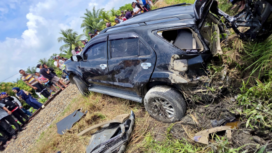 Kondisi minibus berantakan setelah bangian belakang ditabrak rangkaian kereta api penumpang Putri Deli, terjadi di Kisaran, kabupaten Asahan, Sumatera Utara, Mkinggu siang 15 Februari 2026. Foto: Ist