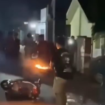 Warga Sumberejo Plandaan berhasi memerangkap dua pelaku pencuri motor, sekaligus membakar mtoro tersankka, Kamis 19 Februari 2026. Foto: swarajombang.com/ elok apriyanto