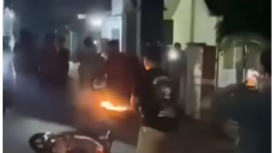 Warga Sumberejo Plandaan berhasi memerangkap dua pelaku pencuri motor, sekaligus membakar mtoro tersankka, Kamis 19 Februari 2026. Foto: swarajombang.com/ elok apriyanto