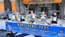 Polda Bali gelar konferensi pers, Sabtu 7 Februari 2026, daam pengungkapan penggagaln upsaya memasukkan 6 kg narkoba melaluai pelabuhan Gilimanuk,. Foto: Instagram@iwaobali