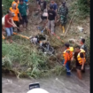 Petugas BPBD Semarang dan SAR telah berhasil menemukan kasad sdan motor pelajar SMA 12 Semarang yang terseret banjir bandan, akibat tanggul di Mijen jembol. Foto: Instagram@bangasep_cangkiran