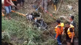 Petugas BPBD Semarang dan SAR telah berhasil menemukan kasad sdan motor pelajar SMA 12 Semarang yang terseret banjir bandan, akibat tanggul di Mijen jembol. Foto: Instagram@bangasep_cangkiran