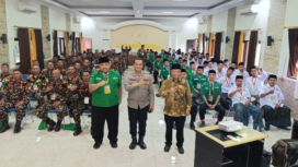 Pembekalan komunikasi publik berfoto bersama Hermawanto (Moderator/kiri) serta para pembicara tamu yakni AKP Yulianto (tengah) dan AM Putut Prabantoro (kanan). Pembekalan diadakan di SPN Polda DIY. Imogiri, Bantul, Yogyakarta,  Sabtu (14/02/2026). Foto: Ist