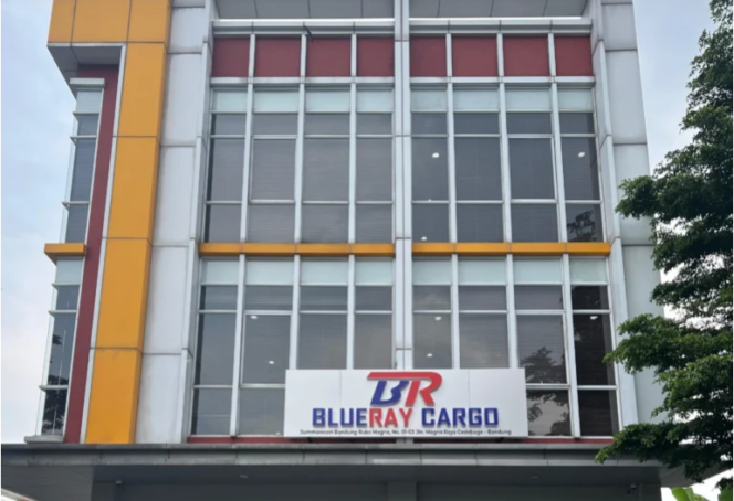 
					Sebuah kantor karco ekspor impor PT Blue Ray, tersangkut OTT KPK di Lampung. Perusahaan ini menurut KPK setiap bulan diduga menyetor fulus Rp 7 m, untuk meloloskan baran gimport kualtas dua/ masuk ke Indonesia. Foto: net