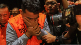 Pendiri PT Blueray Cargo, John Field, secara sukarela menyerahkan diri ke kantor KPK, Jakarta, Sabtu dini hari 7 Februari 2026. Ia datang sendiri tanpa pengawalan ke kantor pusat pembasmi rasuah di Indonesia itu. Gambar ini adalah tersangka yang sudah ditangkap dalam OTT sebelumnya. Foto: antara