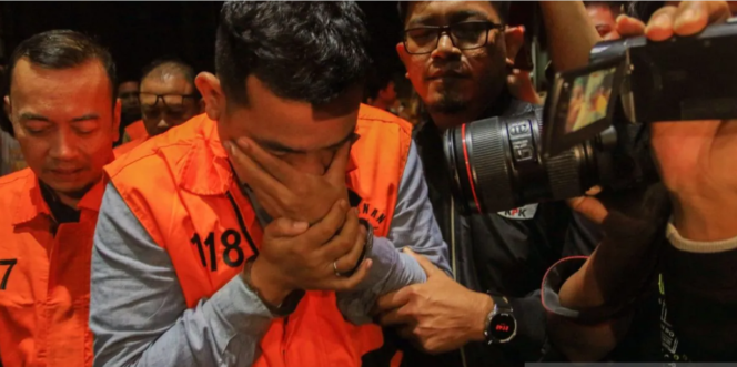 
					Pendiri PT Blueray Cargo, John Field, secara sukarela menyerahkan diri ke kantor KPK, Jakarta, Sabtu dini hari 7 Februari 2026. Ia datang sendiri tanpa pengawalan ke kantor pusat pembasmi rasuah di Indonesia itu. Gambar ini adalah tersangka yang sudah ditangkap dalam OTT sebelumnya. Foto: antara