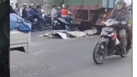 Tiga pelajar bonceng tiga, tewqas seketikam saat motor oleng hingga masuk kolong truk, terjadi di Paiton, Probolinggo, Selasa, 10 Februari 2026. Foto: Instagram@bolinggodotco