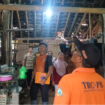 Aparatur BPBD Pacitan melakukan pendataan dan memberikan bantuan kepada korban, pasca terjadi gmepa 6.2 magnetudo, Jumat 6 Febrauri 2026. Foto: swarajombang.com/ bambang tjuk winarno