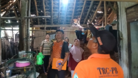 Aparatur BPBD Pacitan melakukan pendataan dan memberikan bantuan kepada korban, pasca terjadi gmepa 6.2 magnetudo, Jumat 6 Febrauri 2026. Foto: swarajombang.com/ bambang tjuk winarno