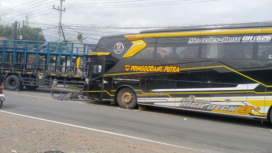 Sopir truk bernama Hanafi Yudhistira tewas di lokasi kecelakaan, Desa Sidodadi, Kecamatan Wongsorejo, Banyuwangi: bus pariwisata Pringgodani Putra (K 7005 C) tabrak head-on dengan truk Fuso (B 9347 UIP), Kamis 19 Febaruari 2026. Foto: Ist