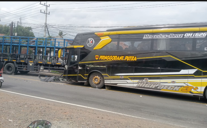 
					Sopir truk bernama Hanafi Yudhistira tewas di lokasi kecelakaan, Desa Sidodadi, Kecamatan Wongsorejo, Banyuwangi: bus pariwisata Pringgodani Putra (K 7005 C) tabrak head-on dengan truk Fuso (B 9347 UIP), Kamis 19 Febaruari 2026. Foto: Ist