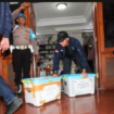 Polisi membawa seluruh emas dan perhiasan dari rumah pemilik dan tokoh emas Semar di Nganjuk. Foto: cnn