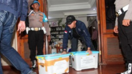 Polisi membawa seluruh emas dan perhiasan dari rumah pemilik dan tokoh emas Semar di Nganjuk. Foto: cnn