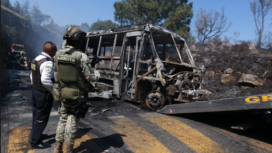 Aksi boikot dan demo melanada Meskiko, pasca kematian gembong narkoba Nemesio Oseguera Cervantes alias El Mencho, pemimpin Kartel Jalisco New Generation (CJNG) yang dianggap paling ganas di negara itu, dilaporkan tewas dalam operasi militer pada Minggu, 22 Februari 2026. Foto: cnn