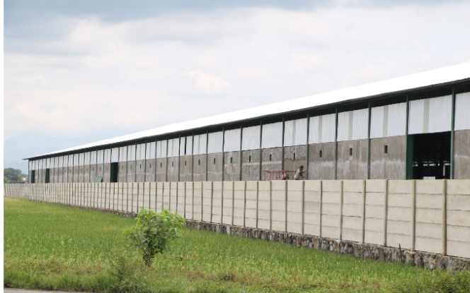 
					Diduga belum memliki dokumen PBG, CV Terang Buana telah membangun sebuah gudah besar di di Jalan Ring Road, Desa Mancilan, Kecamatan Mojoagung, Kabupaten Jombang. Foto: swarajombang/ elok apriyanto.