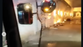 Mobil pemadam kebakaran Jember berjibaku memadamkan kebakaran besar menimpa sebuah gudang berisi 300 ton tembakau, di desa Candijati, Arjasa, Jember. Pemadaman baru selesai hingga 06.30, Minggu 1 Februari 2026. Foto: Instagram@damkar_jember