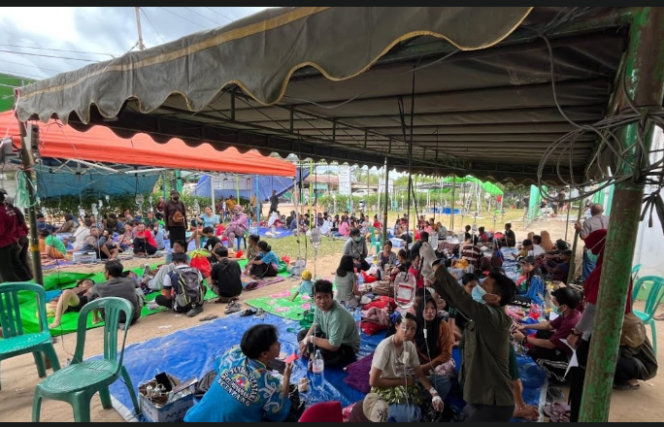 
					Puskesmas Marau, Ketapang, kalimantan Barat, harus menyiapkan tenda untuk merawat ratusan siswa yang diduga keracunan MBG, yang terjadi 4 Febarui 2026. Foto: suarakalbar.com