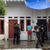 Polisi melakujkan olah TKP di Warakas, jakarta, atas kejadian tragis ibu, dan dua anaknya tewas diracun ,pelakukan anak nomor dua, dengan mencampur makanan dan tek dengan sianida. FotO; detik.com