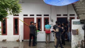 Polisi melakujkan olah TKP di Warakas, jakarta, atas kejadian tragis ibu, dan dua anaknya tewas diracun ,pelakukan anak nomor dua, dengan mencampur makanan dan tek dengan sianida. FotO; detik.com