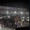 Bus wiasta dari Bali, angkut wisatawan dari Tegal, Jawa Tengah, menabrak pintu gerbang utama Tol Waru, Sidoarjo. Meneybabkan sopir dan 17 penumpang alami mluak berat dan ringan. Foto: Instgram@divatha_shop