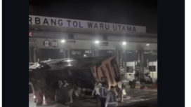 Bus wiasta dari Bali, angkut wisatawan dari Tegal, Jawa Tengah, menabrak pintu gerbang utama Tol Waru, Sidoarjo. Meneybabkan sopir dan 17 penumpang alami mluak berat dan ringan. Foto: Instgram@divatha_shop