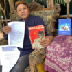Pegiatn dan pemerhati sejarah, Arif Yulianto atau Cak Arif menunjukkan sejumlah dokumen otentik tentang bukti bahwa Bung karno lahir di Ploso Jombang, 6 Juni 1902. Foto: swarajombang.com/ elok apriyanto