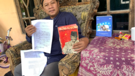 Pegiatn dan pemerhati sejarah, Arif Yulianto atau Cak Arif menunjukkan sejumlah dokumen otentik tentang bukti bahwa Bung karno lahir di Ploso Jombang, 6 Juni 1902. Foto: swarajombang.com/ elok apriyanto