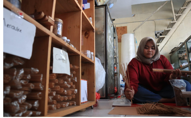 
					Di desa bawangan, Ploso, Jombang, ada perajin industri dupa, pesannya melonjak jelang Ilmek Tahun Baru China, yang jatuh pada tangga;l 17 Febrari 2026. Foto: swarajombang.co/ elok apriyanto