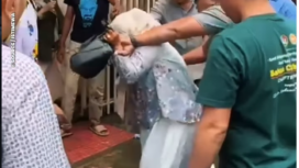 Warga meringkus seorang perempuan ibu rumah tanggal yang melepar bom molotov dan  bersuahan merampas tas berisi emas diduga senilai Rp 1m di tokok emas Loham Mulia, Jl. Somba Opu, makassar, Kamis 12 Februari 2026. Foto: INstagram@kabarjalanan. 