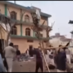 Banyak orang bergelimpang di area masjid saat banyak jaaah sedan ramai menjalanan salah Jumat, 6 Februari 2026. Insinden ini terjadi
di masjid Khadijah Tul Kubra di Islamabad. Lokasi di Tarlai Kalan, tenggara Islamabad, Pakistan. Foto tangkap layar video Instagram@firstpost