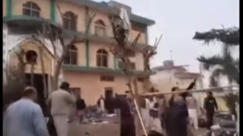 Banyak orang bergelimpang di area masjid saat banyak jaaah sedan ramai menjalanan salah Jumat, 6 Februari 2026. Insinden ini terjadi
di masjid Khadijah Tul Kubra di Islamabad. Lokasi di Tarlai Kalan, tenggara Islamabad, Pakistan. Foto tangkap layar video Instagram@firstpost