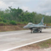 Untuk pertama kalinya, penmerbang TNI AU menggunakan pesawat F-16 dan Super Tucano berhasil melakukan take off-landing menggunakan falitas poublik di jalan tol Mesuji-Kayu Agung, Lampung, 11 Febari 2026. Foto: ist