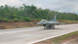 Untuk pertama kalinya, penmerbang TNI AU menggunakan pesawat F-16 dan Super Tucano berhasil melakukan take off-landing menggunakan falitas poublik di jalan tol Mesuji-Kayu Agung, Lampung, 11 Febari 2026. Foto: ist